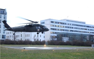 Abb. 6: Black Hawk im Anflug auf die Landefläche am Bundeswehrkrankenhaus Berlin.