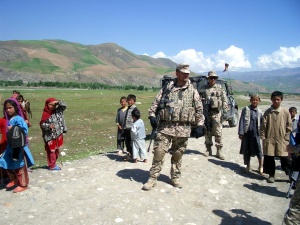 Abb. 1: Rettungsassistent bei einer Straßensperre umlagert von neugierigen afghanischen Kindern