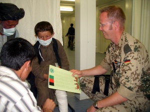 Abb. 4: Junger afghanischer Patient mit Leishmaniose in Begleitung seines Vaters und einem Sprachmittler