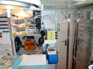 Abb. 3: Anästhesiologischer Arbeitsplatz, Notfallbeatmung, Schiffslazarett SSS „Gorch Fock“