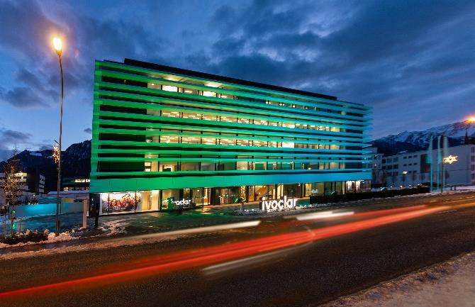 Das Hauptgebäude von Ivoclar in Liechtenstein strahlte in den Firmenfarben und...